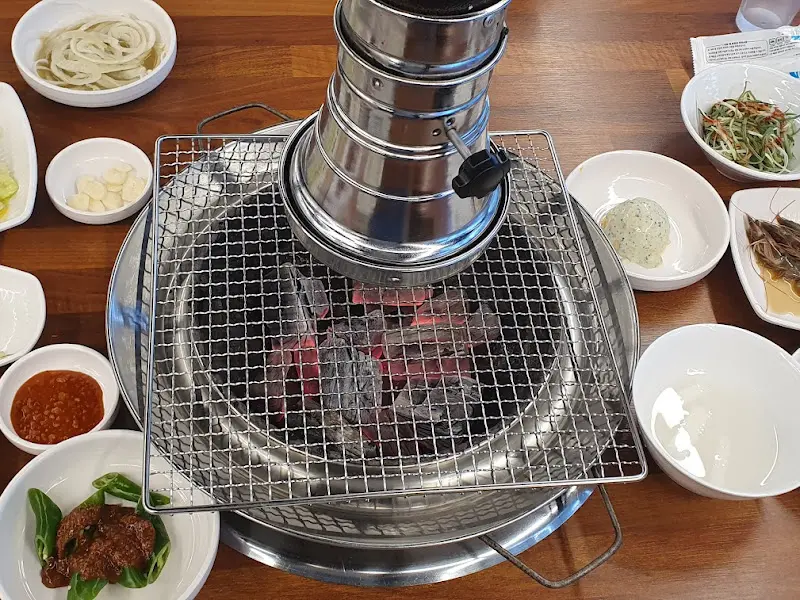 숯불과 석쇠 불판