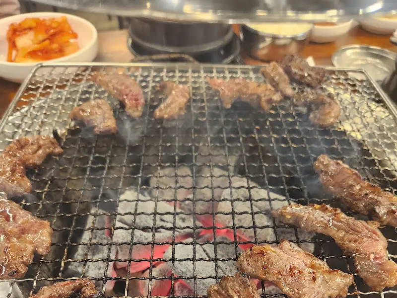 숯불 위에서 익어가는 갈비