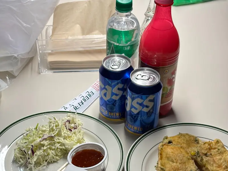 치킨과 곁들여 먹는 샐러드와 소스