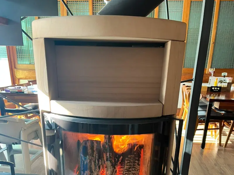 따스한 분위기의 벽난로