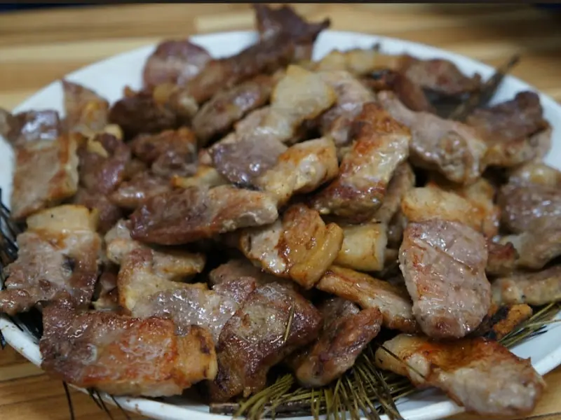 솔잎과 함께 구워져 나온 숯불구이