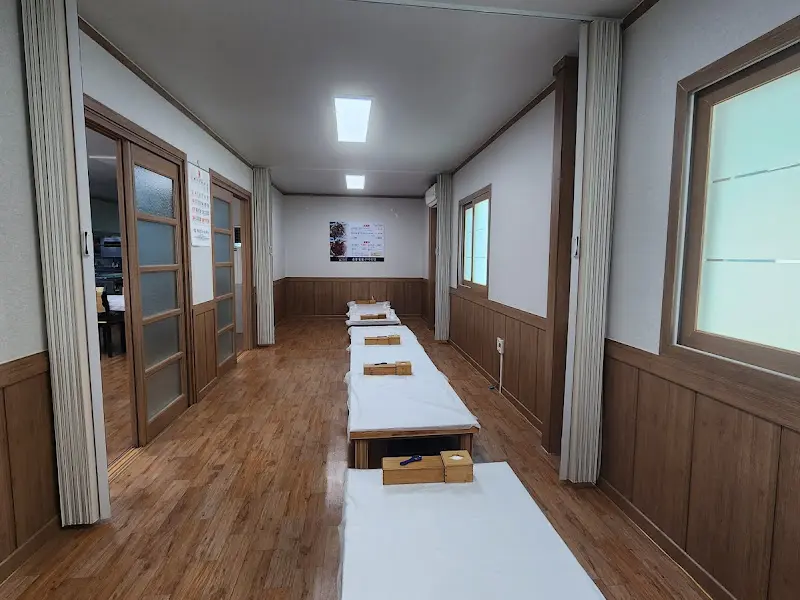 넓고 깔끔한 식당 내부