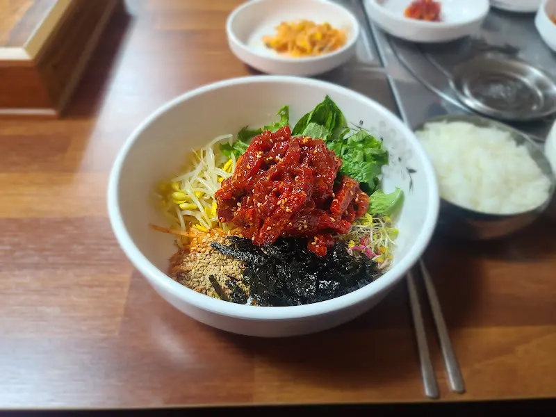 육회비빔밥 디테일 샷