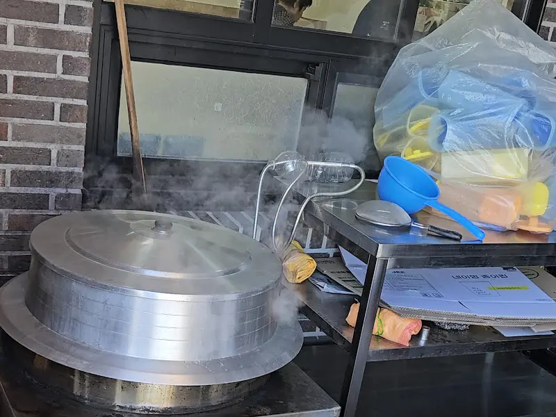 육수 끓이는 모습