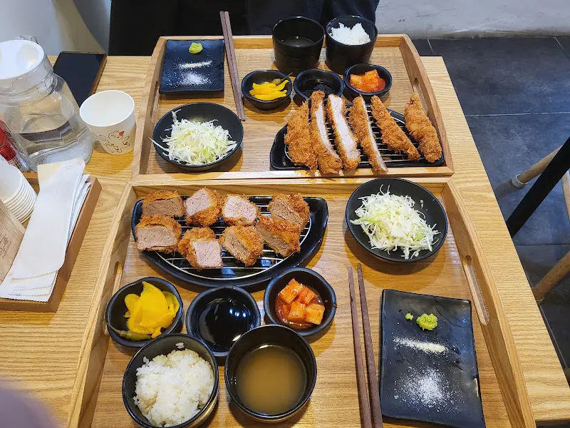 나무 트레이에 담겨 나오는 정갈한 한 상 차림