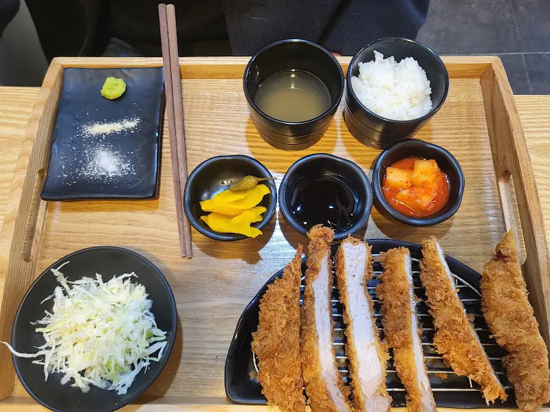 돈까스의 풍미를 돋보이게 하는 신선한 샐러드