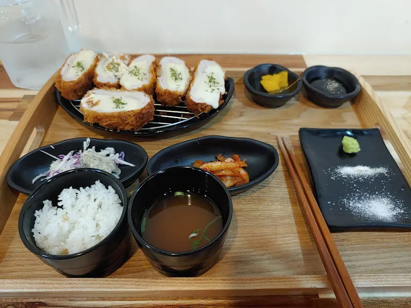 치즈가 듬뿍 들어간 치즈돈까스