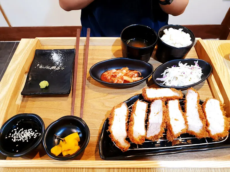 다채로운 곁들임 메뉴와 함께 즐기는 돈까스