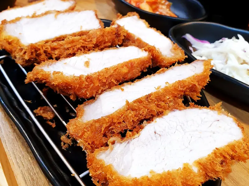 황금빛 자태를 뽐내는 돈까스