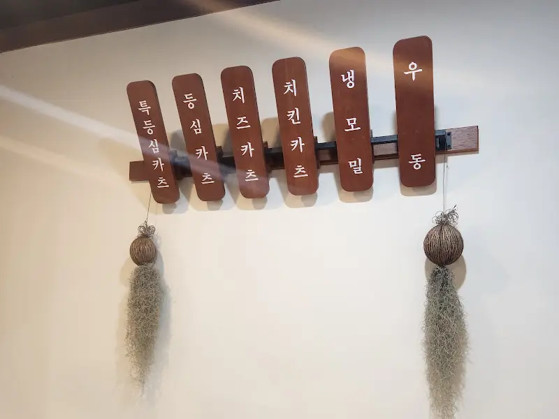 깔끔하게 정돈된 테이블 세팅