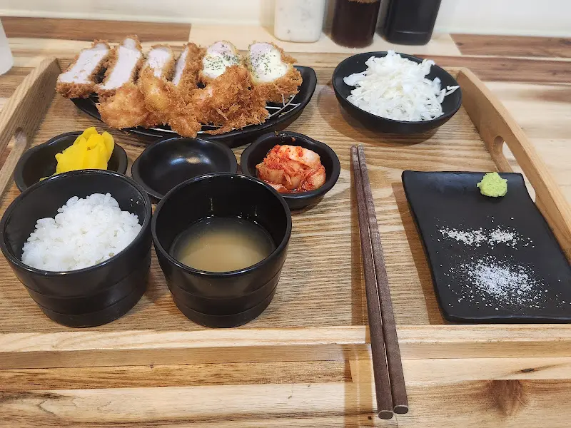 바삭한 튀김옷과 촉촉한 고기의 조화