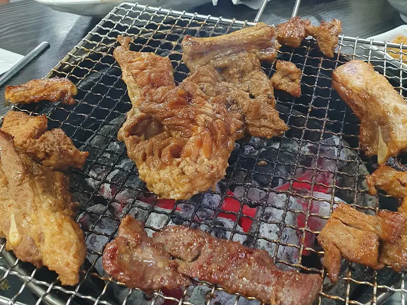 석쇠 위에서 익어가는 돼지갈비