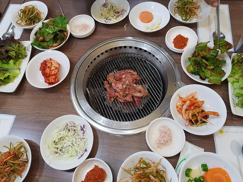 한 상 가득 차려진 돼지갈비