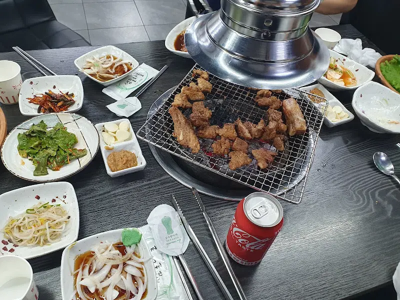 숯불 위 돼지갈비와 밑반찬