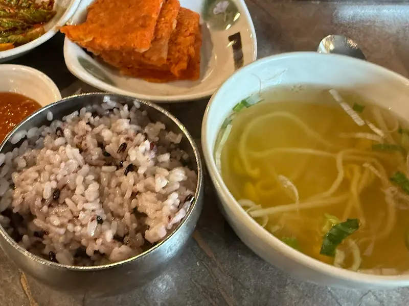 기본으로 제공되는 콩나물국과 흑미밥