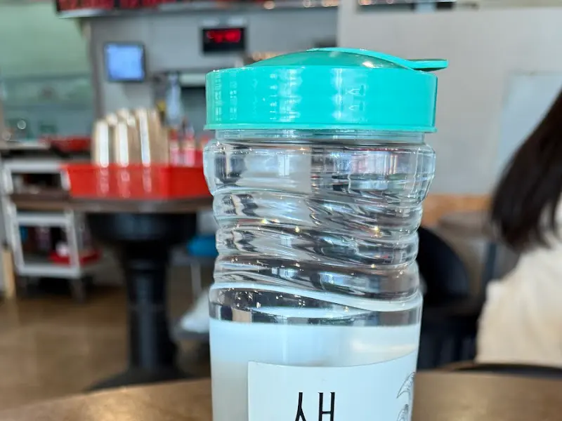 테이블 위에 놓인 물통