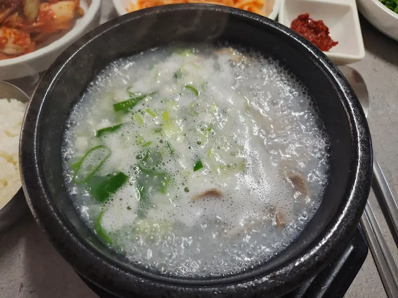 뽀얀 국물에 파가 듬뿍 올려진 돼지국밥 클로즈업