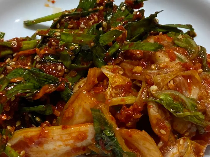 윤기가 흐르는 먹음직스러운 부추김치