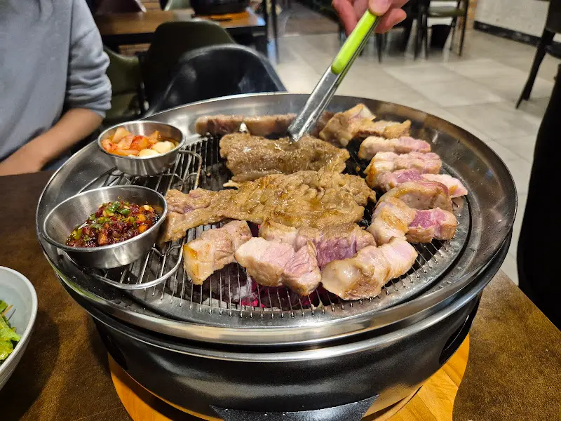 전문가의 손길로 구워지는 고기