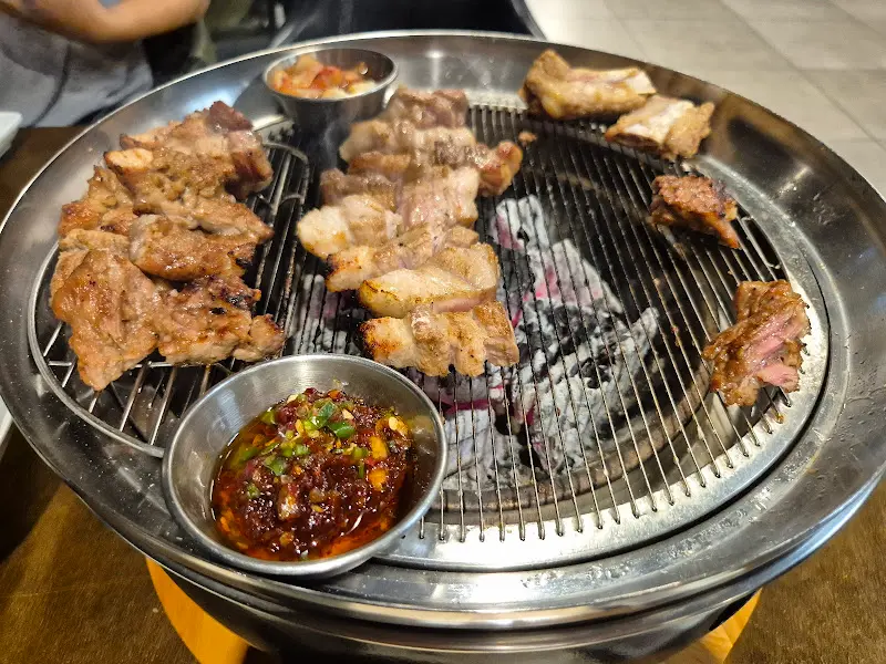 화로 위에서 맛있게 익어가는 고기