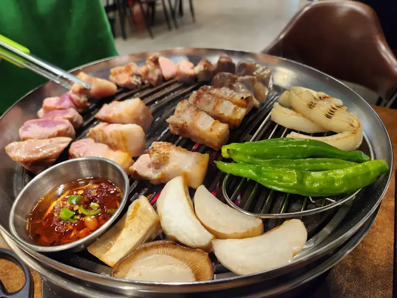 노릇노릇 익어가는 삼겹살과 버섯