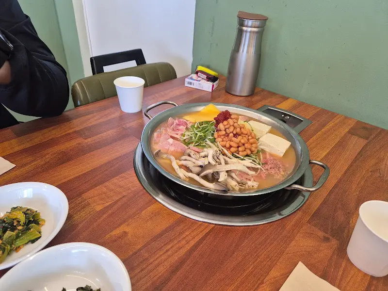 테이블 위에 놓인 부대찌개