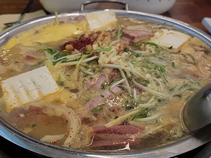 보글보글 끓는 부대찌개