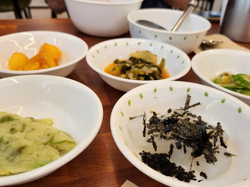 정갈하게 담긴 반찬들