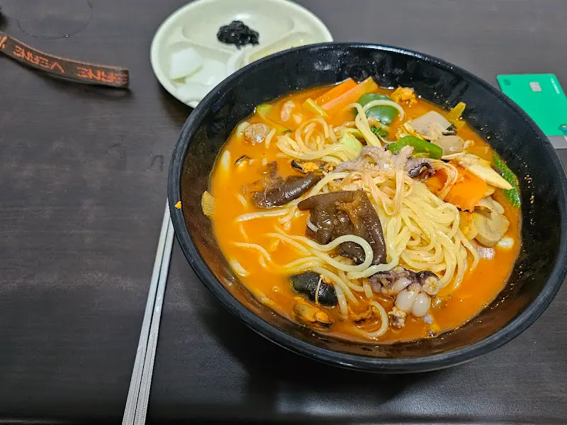 다채로운 채소가 듬뿍 들어간 짬뽕