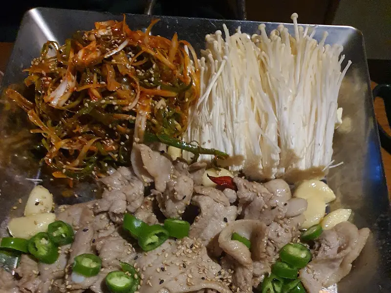 다채로운 재료가 어우러진 육회 요리