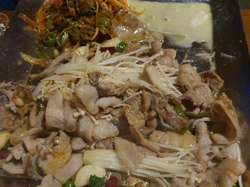 돼지고기, 김치, 버섯 등이 함께 구워지는 철판 요리