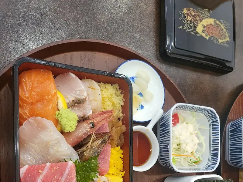 다채로운 해산물이 올라간 카이센동