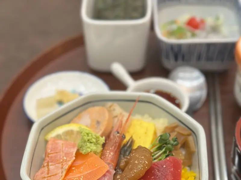 신선한 해산물 카이센동