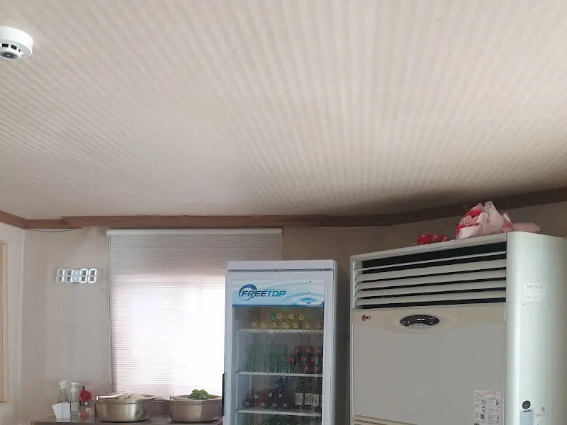 가정집을 개조한 식당 내부