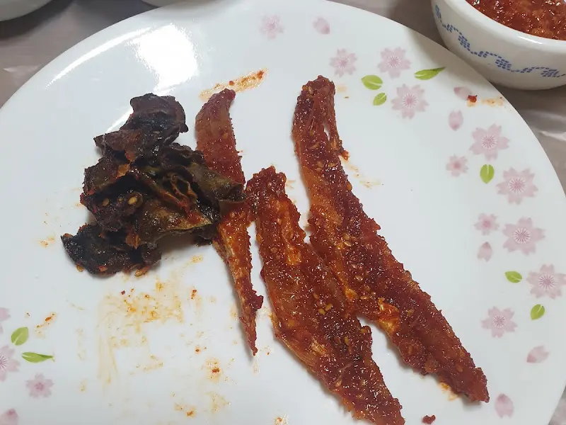 매콤한 양념에 버무려진 생선