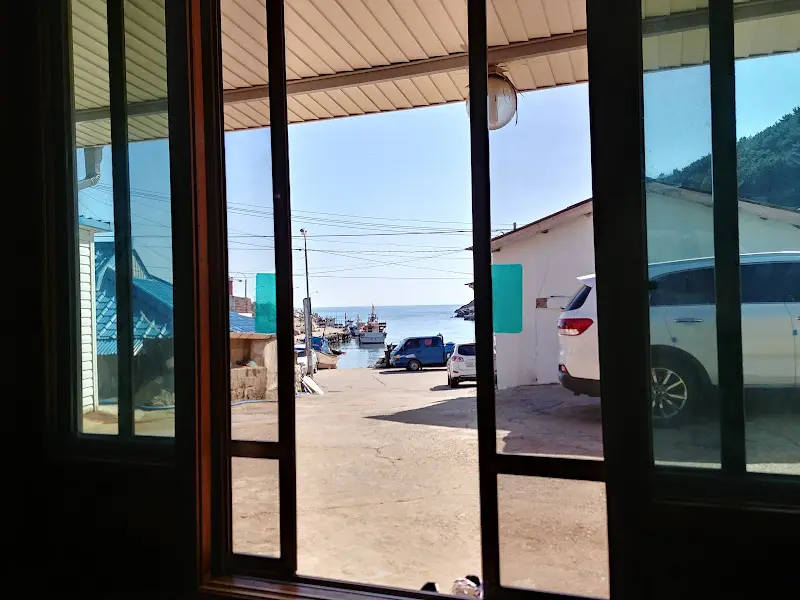 식당에서 보이는 바다 풍경