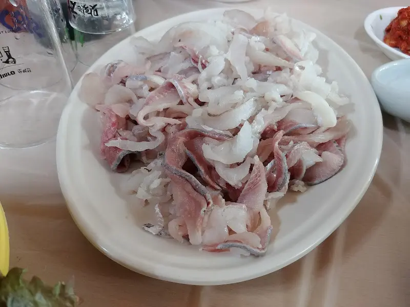 접시에 담긴 잡어회