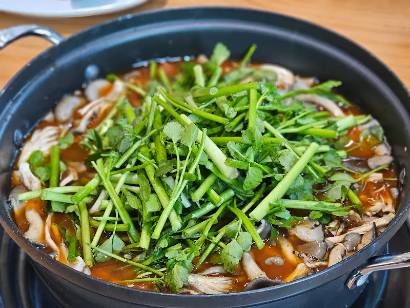 얼큰한 국물에 푹 익은 야채들