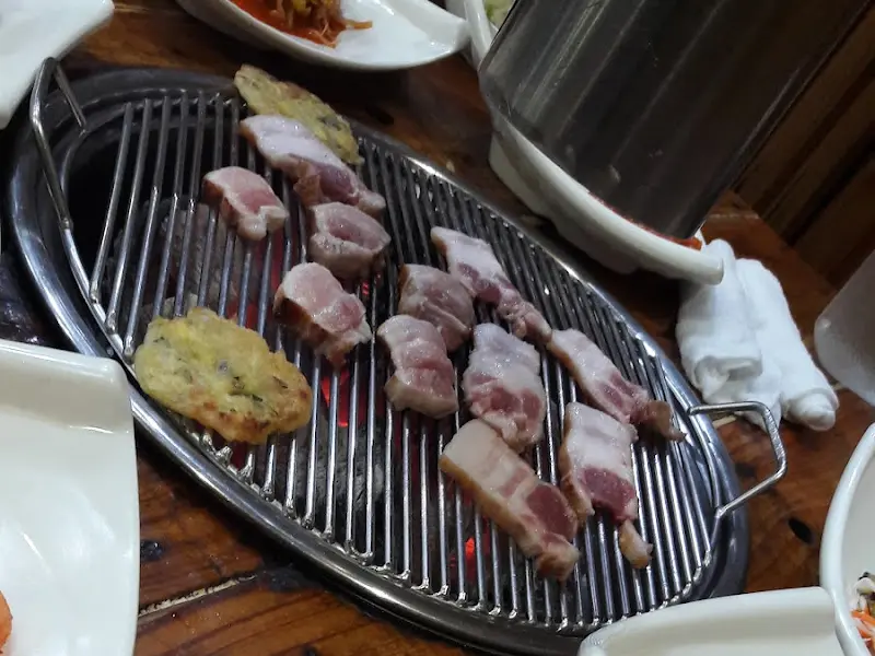 숯불 위에서 맛있게 구워지고 있는 삼겹살
