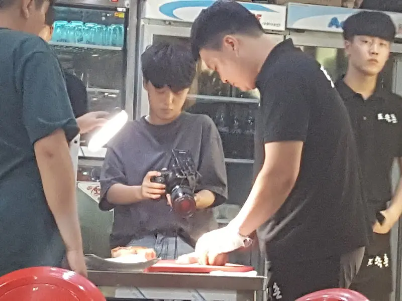 방송 촬영팀이 고기를 촬영하는 모습