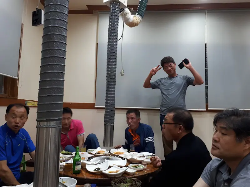 단체 손님들이 식사하는 모습