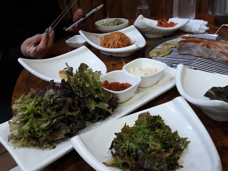 다양한 밑반찬이 차려진 테이블