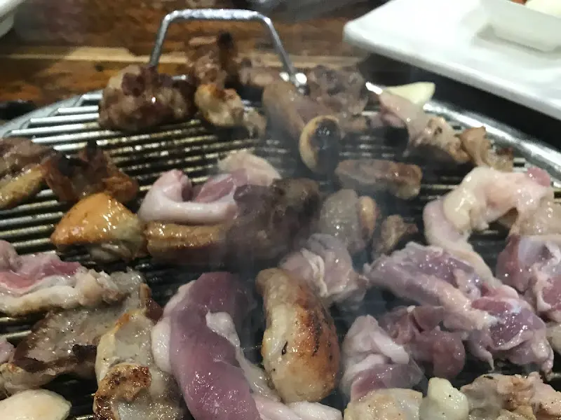 숯불에 구워진 삼겹살 조각들