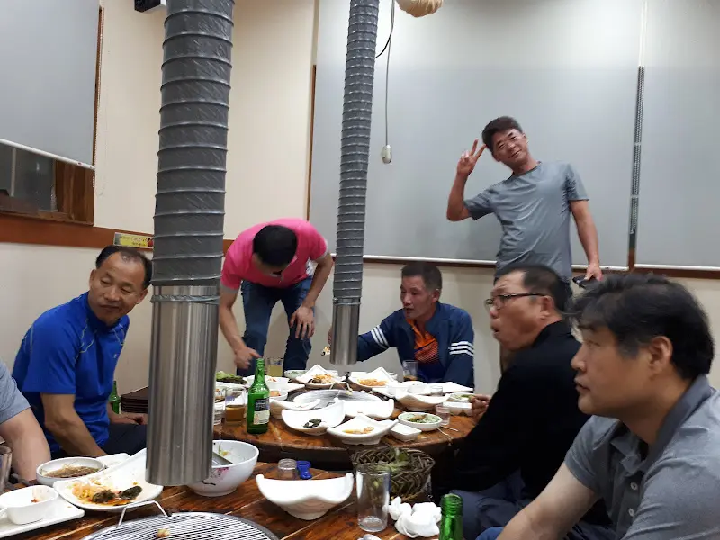 손님들이 식사하는 모습