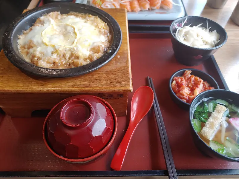 김치치즈가츠동과 사케동 한상차림