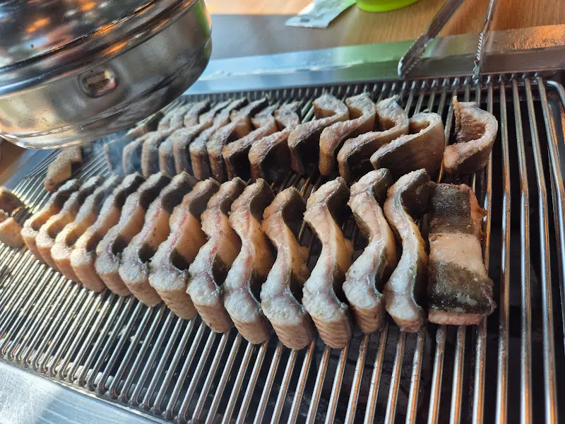 숯불 위에서 노릇하게 익어가는 장어