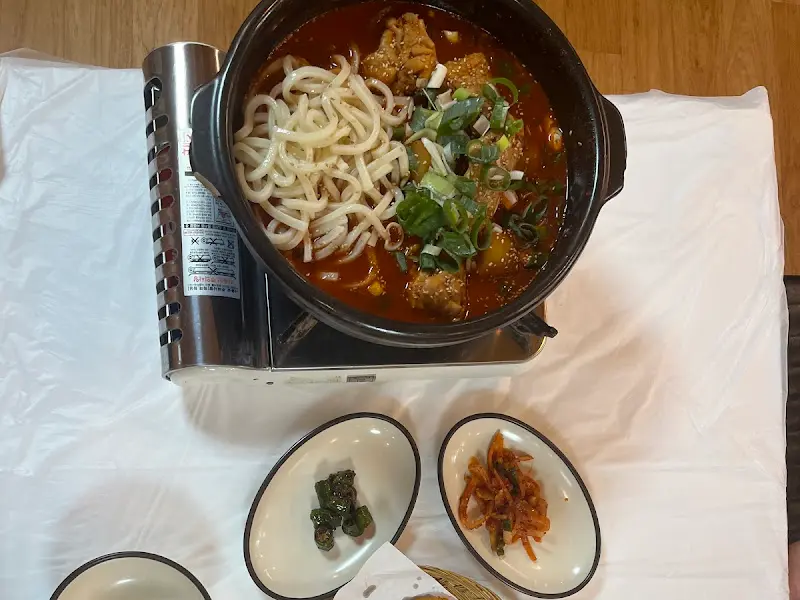 닭볶음탕과 밑반찬