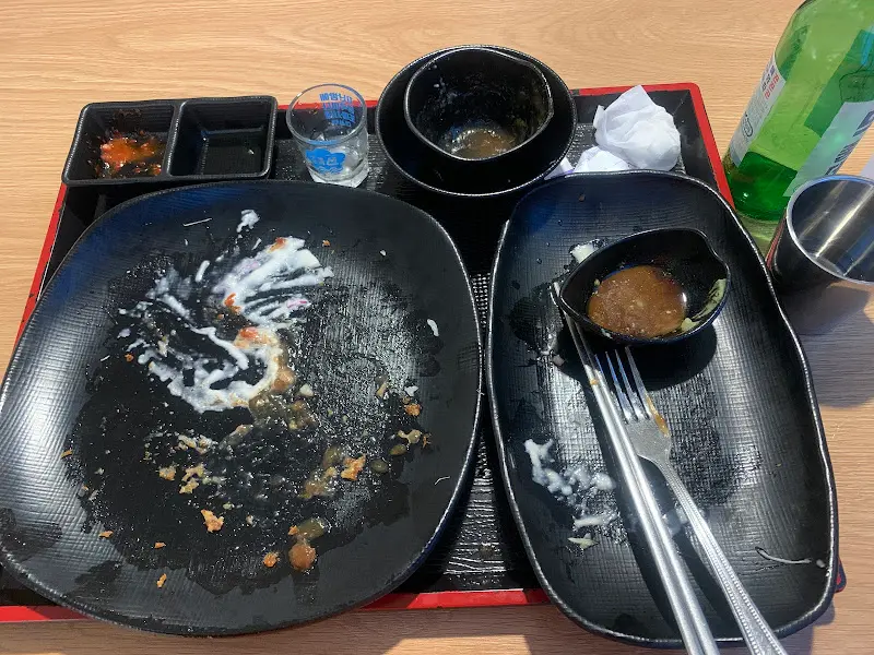 깨끗하게 비워진 접시