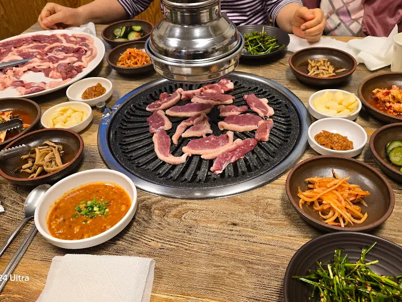 숯불 위에 구워지는 오리고기