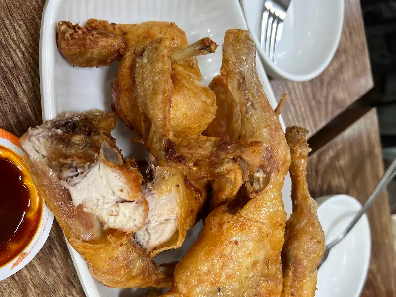 노릇하게 튀겨진 옛날 통닭